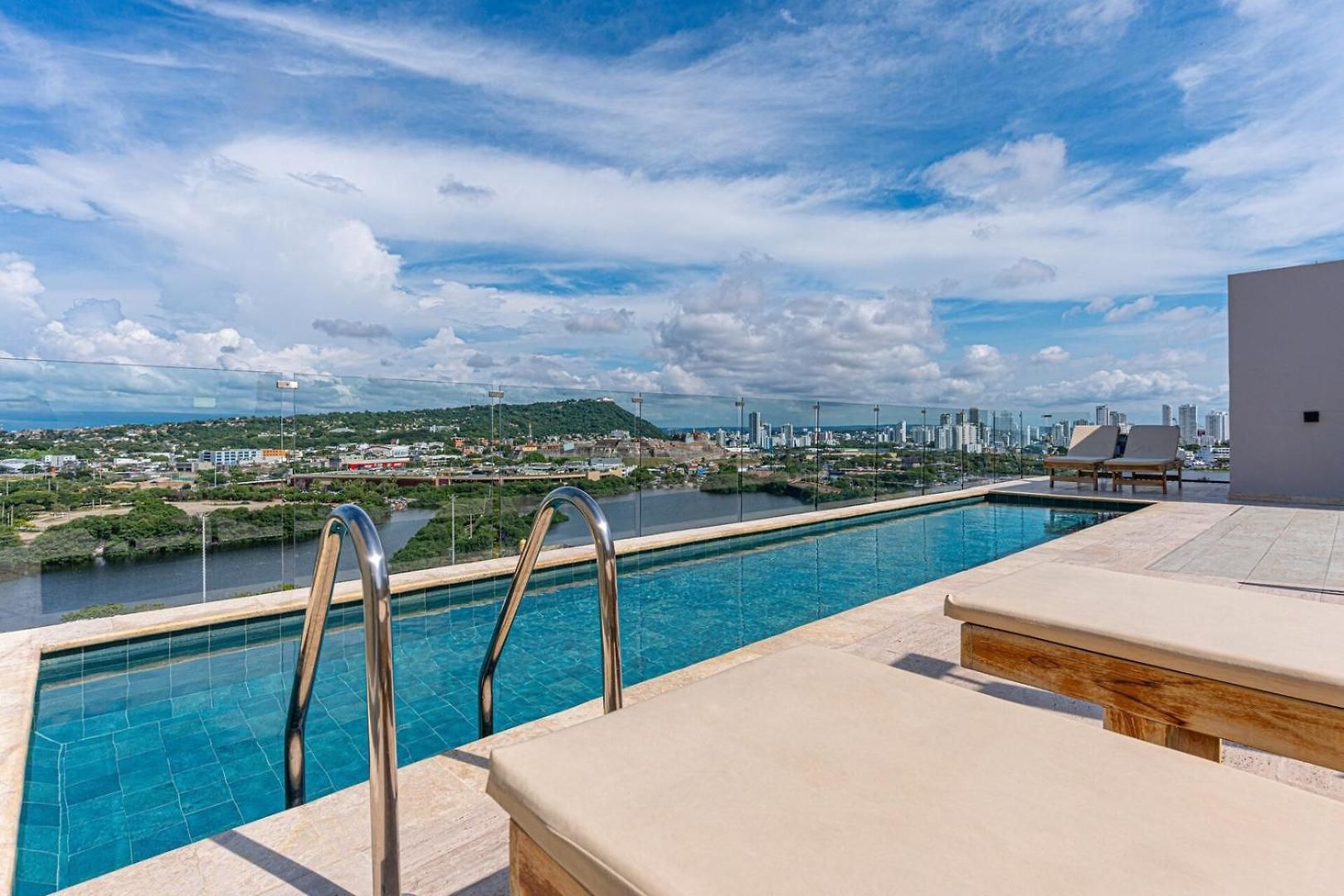 Stylish Duplex Loft - Panoramic Rooftop Pool * Cartagena