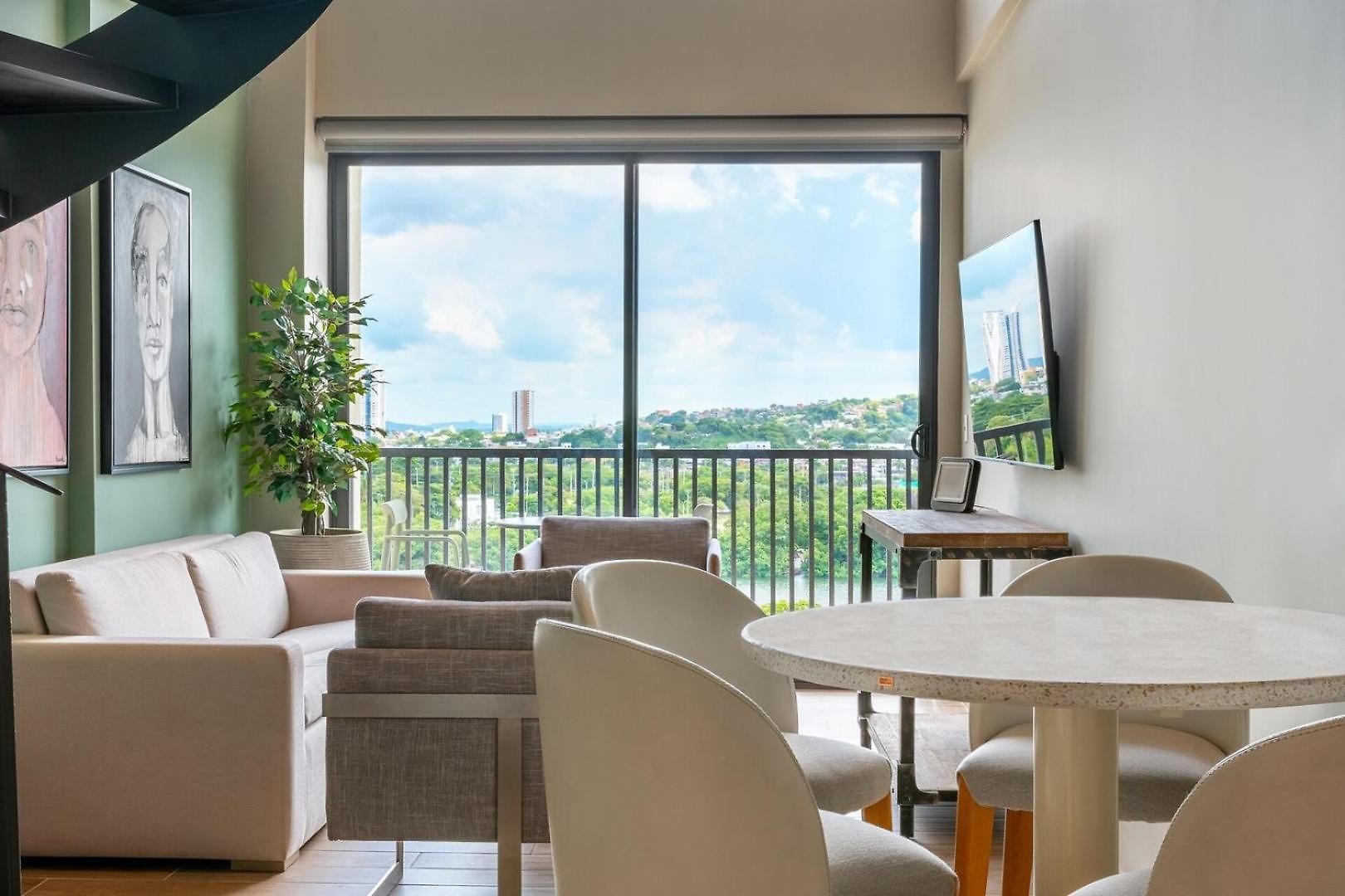 Stylish Duplex Loft - Panoramic Rooftop Pool