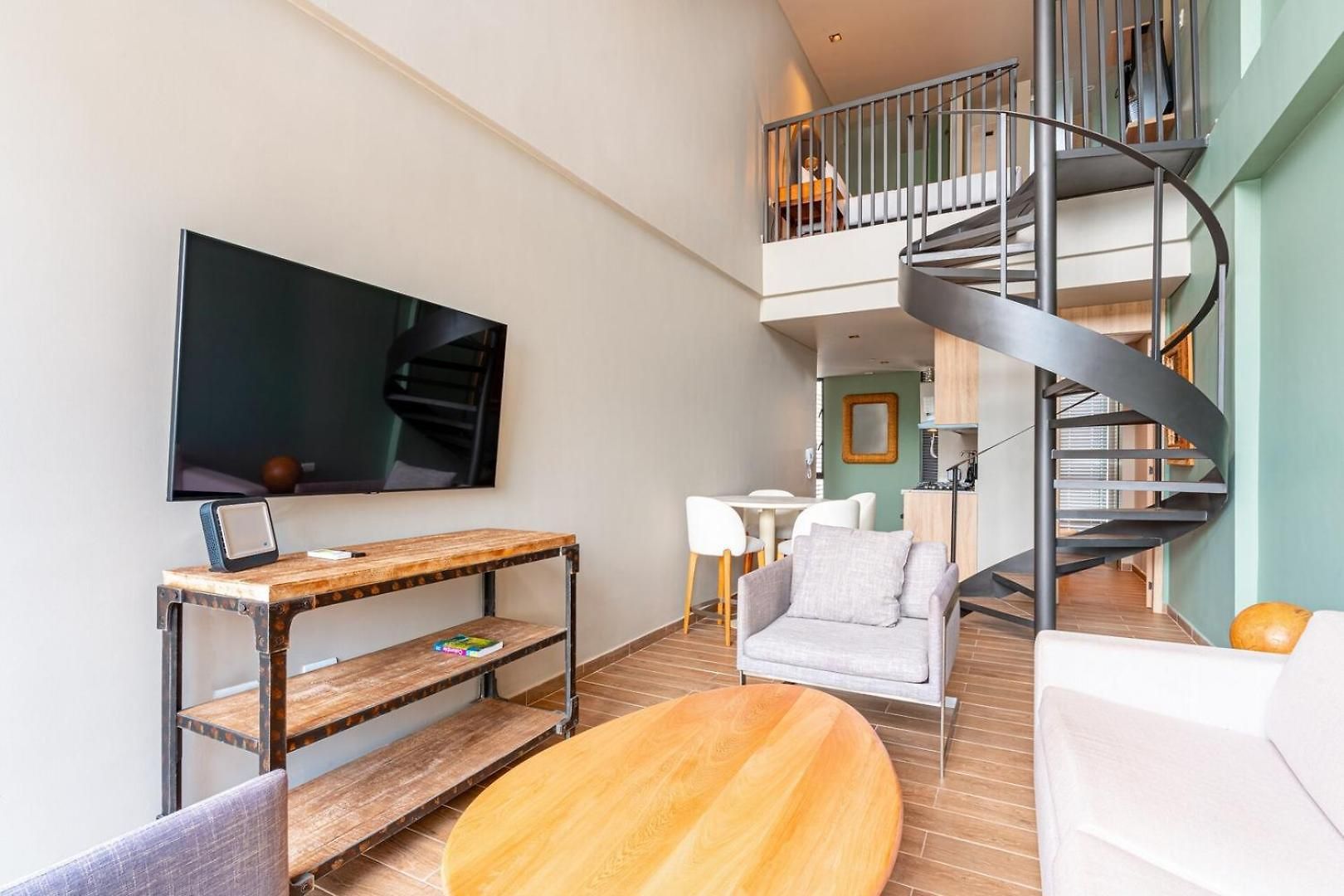 Stylish Duplex Loft - Panoramic Rooftop Pool