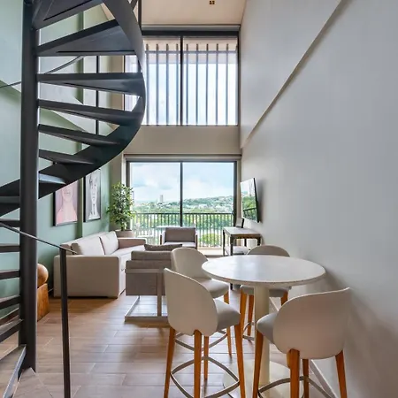 Apartamento Stylish Duplex Loft - Panoramic Rooftop Pool *